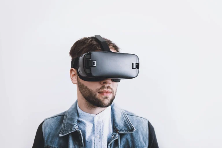 Tech Virtual Reality 2 768x512